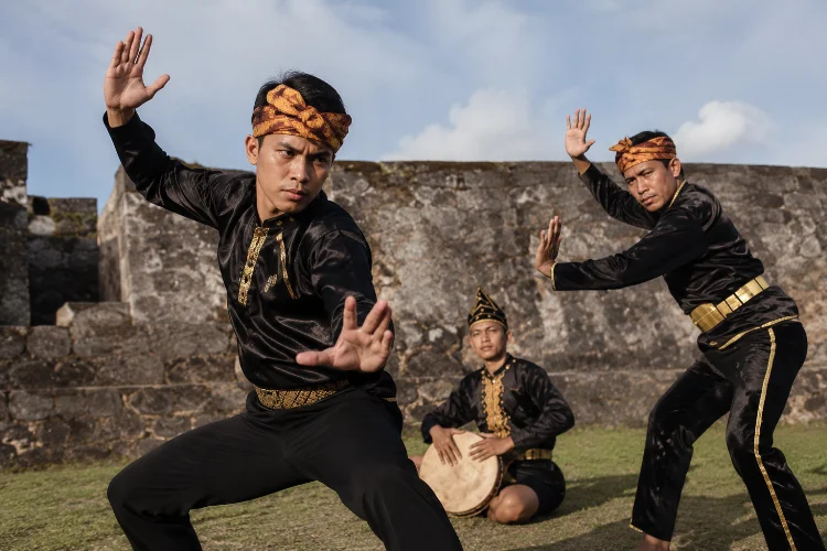 Mengenal Tari Longgo dalam Budaya Gorontalo: Jejak Bela Diri dan Adat
